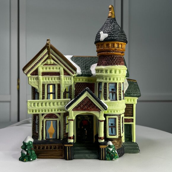 Santa's Workbench Talbot Place, Towne Series Christmas Village Building - 2000 - Picture 4 of 13